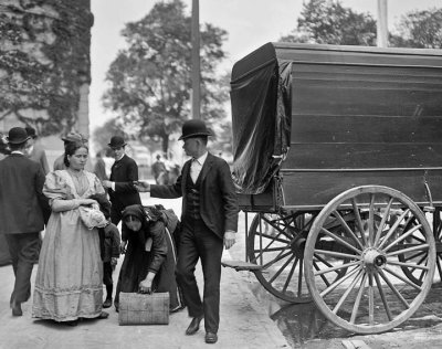 1900 - Immigrants at Battery Park