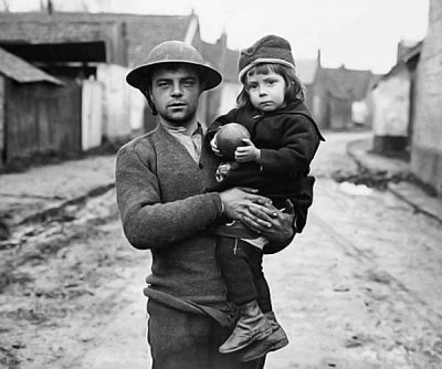 1917 - Little girl rescued by a British soldier