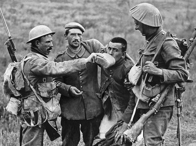 1916 - Britisher giving water to a wounded German