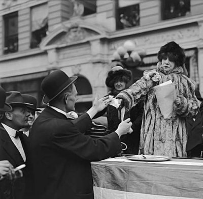 1913 - Sarah Bernhardt selling newspapers