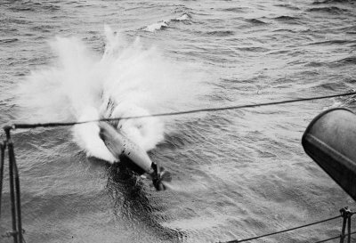 1917 - Launching a torpedo