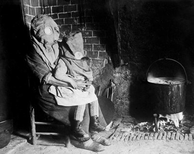 1918 - Mother and daughter in gas masks