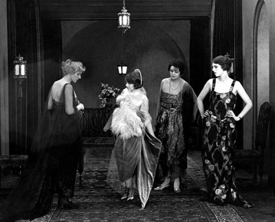 1920 - Lillian Gish, the center of attention