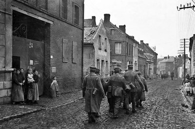 1 November 1918 - Locals watching German prisoners