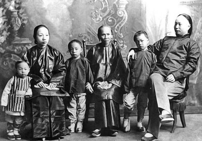 c. 1900 - Wealthy Chinese family of Bangkok