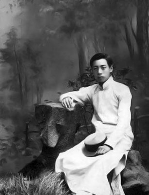 1914 - Zhou Enlai in scholar's gown