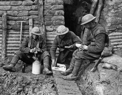 1917 - British soldiers having lunch