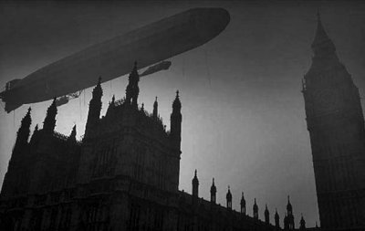 1915 - Zeppelin over London
