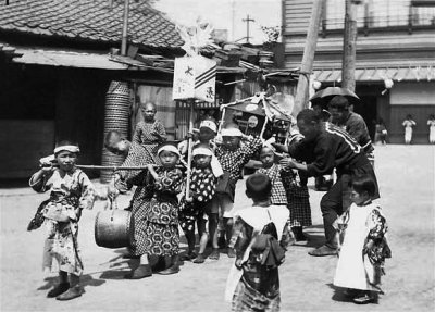 1915 - On the way to the shrine