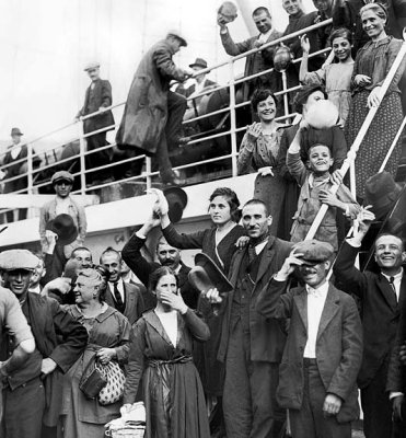1922 - Immigrants arriving at Ellis Island