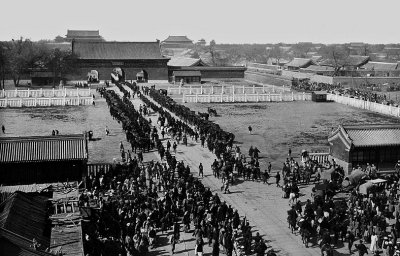 1901 - Imperial Court returning to the Forbidden City (2)