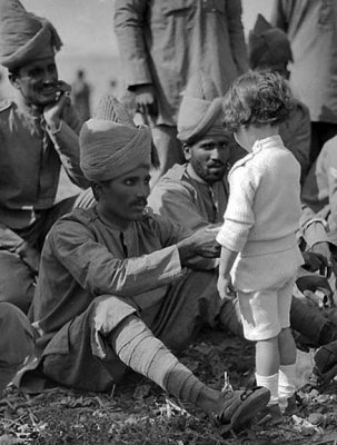 1914 - French boy meets Indian soldiers of the British Commonwealth forces