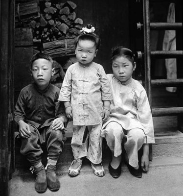 1916 - Well dressed children