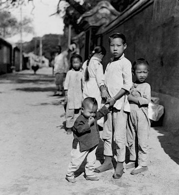 c. 1918 - Children in Beijing hutong