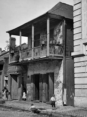 1890 - Small house with balcony