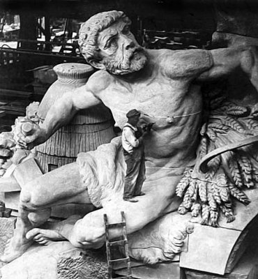 1918 - Working on a statue for the facade of Grand Central