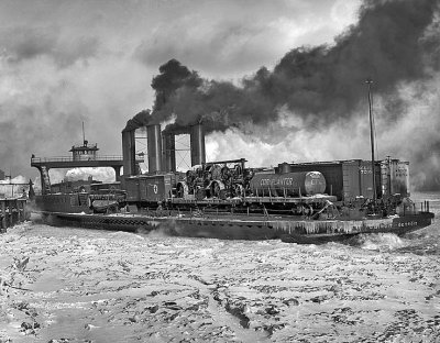 1905 - Transfer steamer in the ice