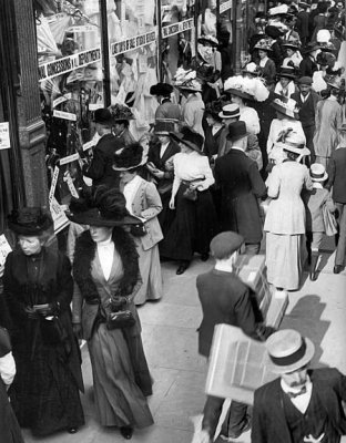 1908 - Fashionable shoppers
