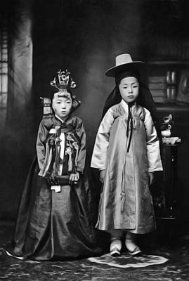 1916 - Children dressed for their wedding