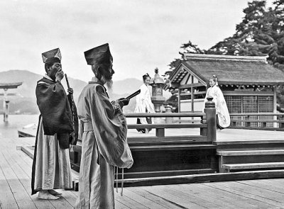 1908 - Outside a temple