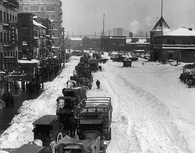 1920 - Heavy snowfall on South Street