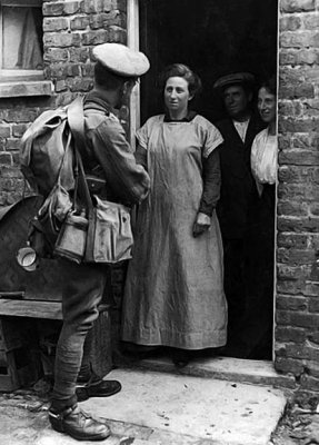 1914 - Soldier saying goodbye