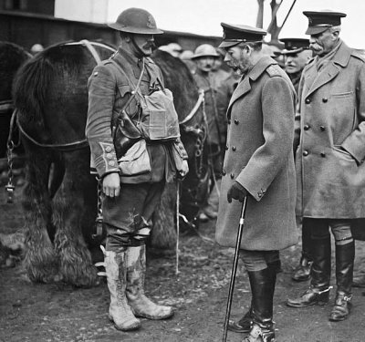 1914 - King George talking to an officer