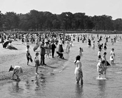 c. 1905 - Children's bathing beach, Lincoln Park
