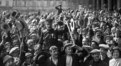 1914 - French celebrating the start of the war