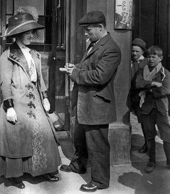 1912 - Survivor giving an autograph