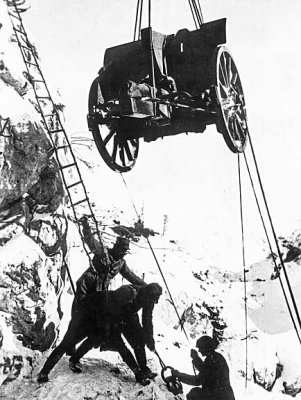 1917 - Soldiers with field gun