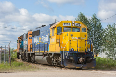 GP40-2 2202 and GP38-2 1808 return from switching along the river.