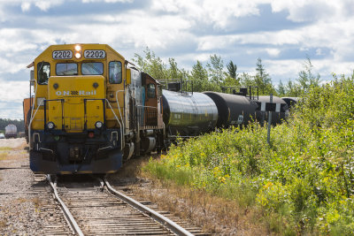 GP40-2 2202 and GP38-2 1808 delivering tank cars to Ferguson Road siding.