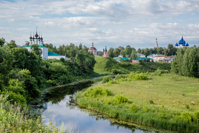 The Kamenka River winds south.