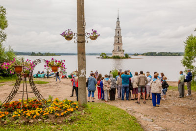 A tour guide explains the history to a group of tourists.