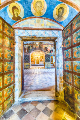 Doorway through middle room to chapel (HDR)