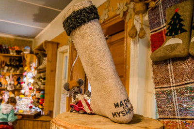 A mouse avoids teh varenki made in Mishkin.