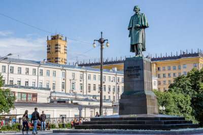 Statue of Nikolayu Gogol at the entrance to the park.