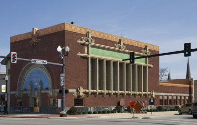 Three-quarter façade
