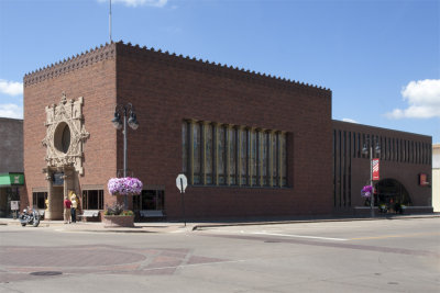 Three-quarter façade with 1976 addition