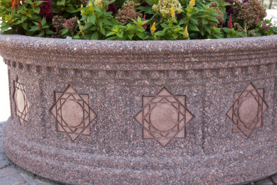 Town square planter with cartouche design element