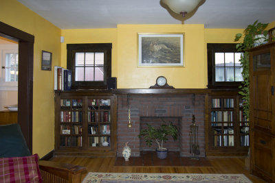 Livingroom towards fireplace