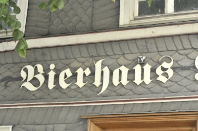 Sauerlandtypische Schiefeziegel auf einem Bierhaus