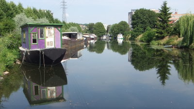 Hausboote auf Kanal in Lüttich