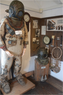 Whale Museum: Old school dive suit