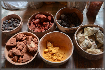 Natural mineral dyes used in the pottery
