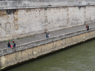 couples along the Seine