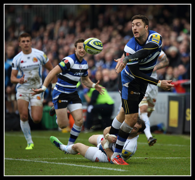 Matt Banahan sets up a try