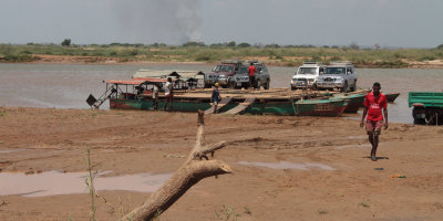 Unloading on the north side of the River Tsiribihina