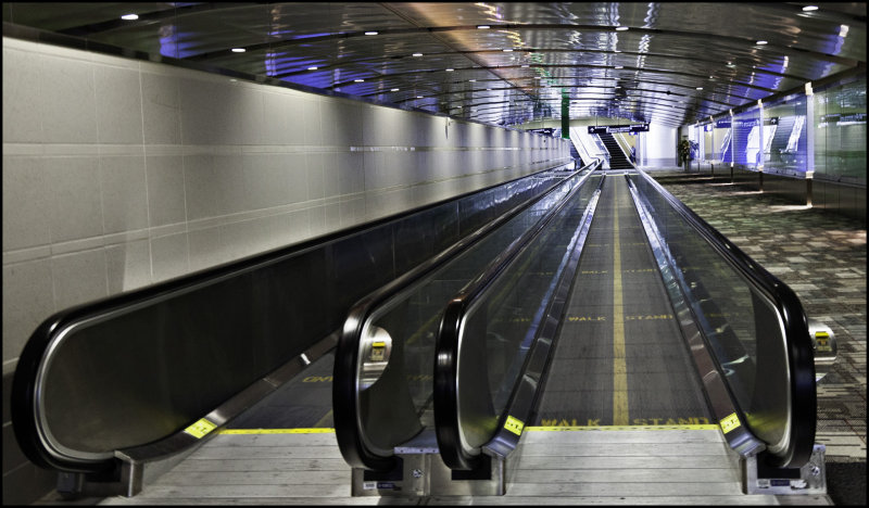 Moving walkway